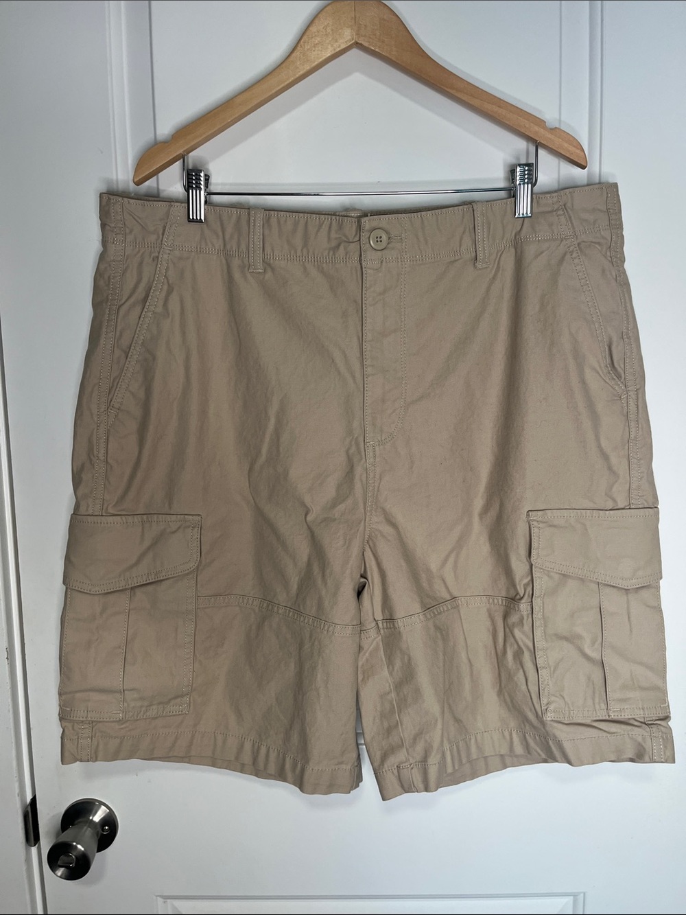 Old Navy Men's 90’s Loose Cargo Shorts in Khaki Beige